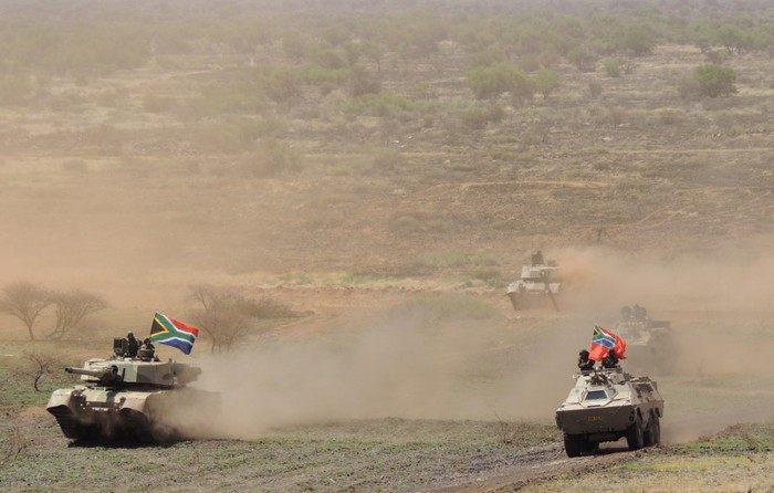 Lục quân Nam Phi diễn tập bắn đạn thật Seboka 2012 ảnh 23